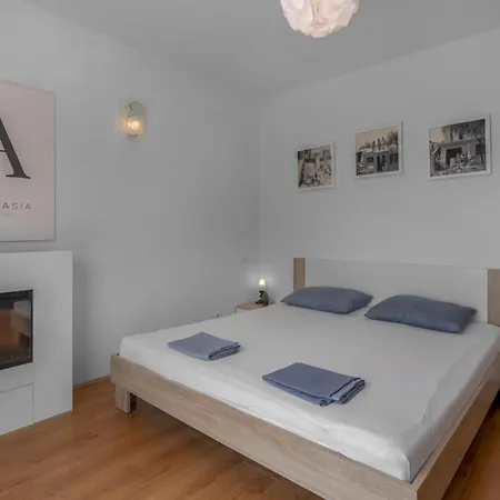 Holiday home 3 Bedroom Pet Friendly In Dramalj